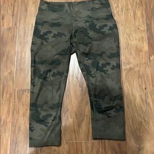 Euc lululemon camo size 6 leggings crop